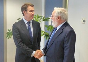 Un momento del saludo entre Núñez Feijó y Arias Cañete.