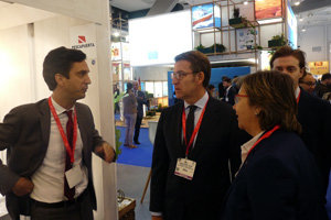Feijóo conversa con uno de los representantes de una empresa gallega en la feria Seafood.