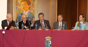 Juan Tamargo -2º por la dcha.–, durante el acto de entrega de la Manzana de Oro.