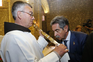 El presidente Revilla besa el Lignum Crucis