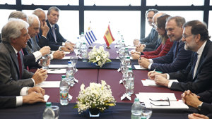 Un momento del encuentro entre Mariano Rajoy y Tabaré Vázquez.