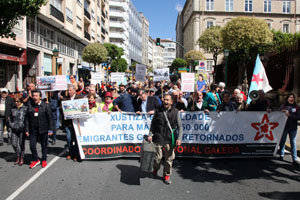 Los manifestantes, durante su recorrido por las calles de Santiago.