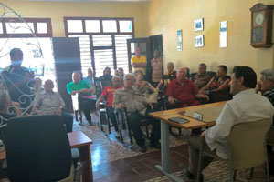 El secretario xeral, durante el encuentro con gallegos en Camagüey.