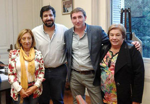 Un momento de la reunión entre los miembros de la Asociación Española y Rosendo Fraga.