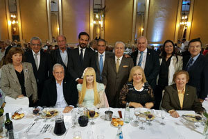 El presidente de la Federación, Pedro Bello, y su esposa posan junto a autoridades españolas, argentinas y directivos de asociaciones del colectivo durante la celebración de la fiesta aniversario.