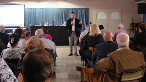 Vila Alén durante su exposición ante la asamblea del Centro Galicia de Buenos Aires.