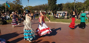 Uno de los grupos de baile participantes en la Feria.