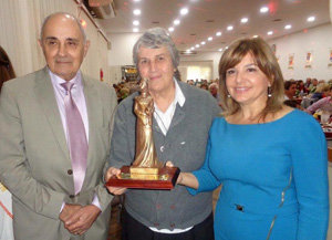 José Pérez y Claudia Álvarez entregan la estatuilla a la hermana Garaicochea.