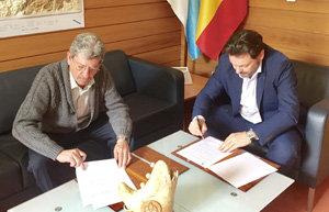 Un momento de la firma del convenio por parte de Celso Domínguez y Rodríguez Miranda.