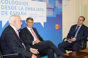 El embajador Estanislao de Grandes, el exministro Alfonso Prat-Gay –centro– y el corresponsal Robert Mur.