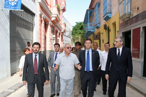 Eusebio Leal muestra al presidente y otros dirigentes de la Xunta las obras de restauración del Casco Histórico de La Habana.