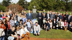 Román Rodríguez posa con los asistentes al homenaje a Rosalía de Castro.