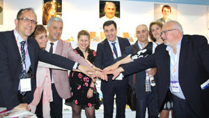Los dirigentes de la Xunta y los escritores gallegos unen sus manos en el estand de Galicia de la Feria del Libro.