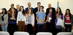 Las autoridades posan con el grupo de jóvenes premiados.