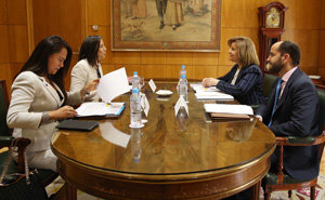 Un momento de la reunión entre Fátima Báñez, Mercedes Peña y Geannina Dinarte.