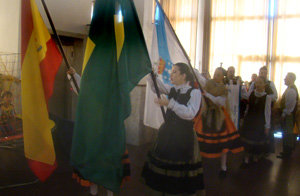 Jóvenes de la entidad portan las banderas de Brasil, España y Galicia.