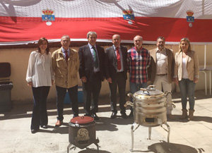 El consejero de Presidencia, junto a la directiva de la Casa de Cantabria en Logroño.