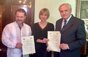 Fernando Oliveira, Nava Castro y José Ramón Ónega, tras la firma del memorándum.