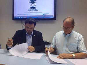 El secretario xeral y el presidente de Rosalía de Castro firman un acuerdo en materia social.