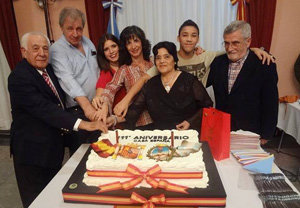 Un momento del tradicional corte de la torta.