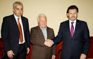 Manuel Crespo y Antonio Rodríguez, junto al delegado del gobierno gallego, Alejandro López Dobarro, se saludan tras la rúbrica del convenio.