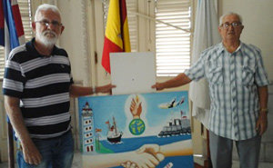 Manuel Álvarez y Manuel Valella, con la pintura de este último.