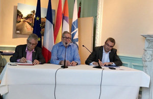 Juan Manuel Cabrera -junto con Luis Roldán, a su dcha.–, durante su intervención.