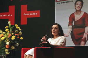 Luz Casal, durante su intervención en el Cervantes de Tokio.