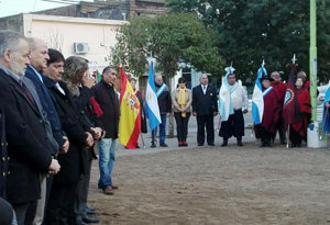 Genera Rubio y Pablo Saavedra portaron las banderas de la Asociación Española