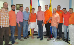 El presidente reelecto –centro–, junto a su Junta Directiva.