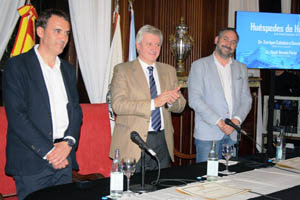Emilio Raposo y los alcaldes homenajeados, en el salón Eva Perón del Palacio Legislativo.