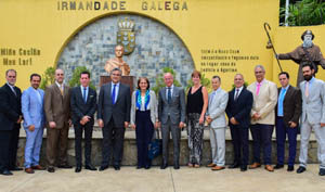 El embajador, la cónsul general, el consejero de Empleo y los integrantes del Consejo Directivo de la HGV, en la Plaza Bolívar de la entidad gallega.
