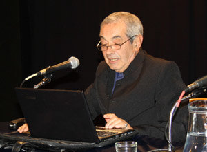 Ramón Suárez, durante su intervención en el Teatro Castelao.