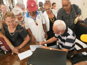 Manuel Álvarez Fuentes firma su libro de poemas.