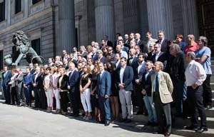 Los diputados de los diferentes grupos políticos guardan un minuto de silencio por el ataque en Reino Unido.