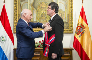 Diego Bermejo recibe su condecoración del Gobierno de Paraguay.
