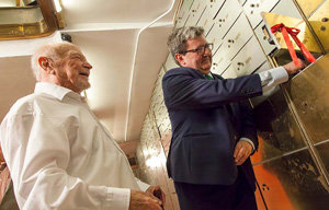 Juan Manuel Bonet coloca los objetos depositados por Mario Muchnik antes de cerrar la caja número 1509.