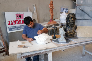 Francisco Castro Freijo, trabajando en su taller, en la localidad pontevedresa de Sanxenxo.