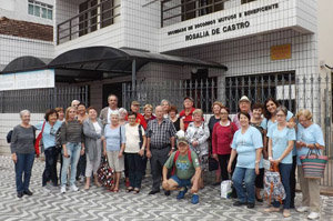 Grupo de participantes en la excursión posan delante de la entidad.