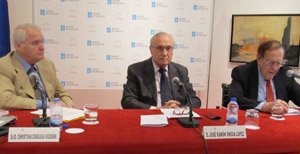 Christian Careaga, José Ramón Ónega y  Ramón Tamames, durante la presentación del libro.