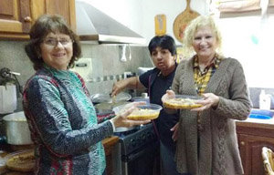 Un momento de la preparación del locro.