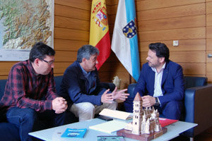 Antonio Rodríguez Miranda conversa con José Ramón Cerdeira –centro– y Xoaquín Coto.