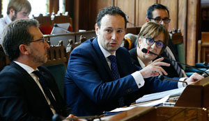 Guillermo Martínez –acompañado a su izda. por Begoña Serrano–, durante su intervención.