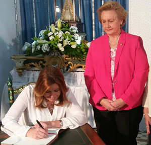 Susana Díaz, acompañada por Puri Torres, firma en el Libro de Honor de la Fecacv.