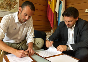 Francisco Javier Casado y Rodríguez Miranda, durante la firma del convenio.