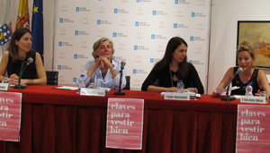 Rosa Rosado, acompañada por Laura Rodríguez, Ana Rodríguez, Begoña Peñamaría, durante su intervención.