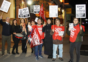 Empleados del Servicio Exterior de España en Argentina protestan en la entrada del Club Español de Buenos Aires.