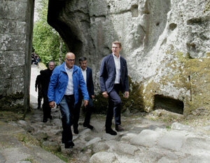 Alberto Núñez Feijóo, junto a otros dirigentes, durante la visita a San Pedro de Rocas el pasado mayo.