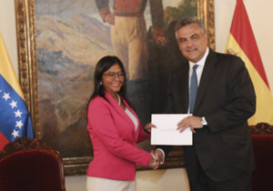 Delcy Rodríguez recibe las cartas de estilo de manos de Jesús Silva, en el acto celebrado en la Casa Amarilla.
