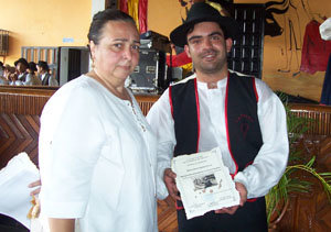 Teresa Rodríguez Castro otorga un reconocimiento a Luis Alfonzo Rivero, director técnico de la Agrupación Infantil y Juvenil ‘Mayantigo’